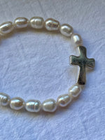 Stretch Pull On Pearl Bracelet Cross detail