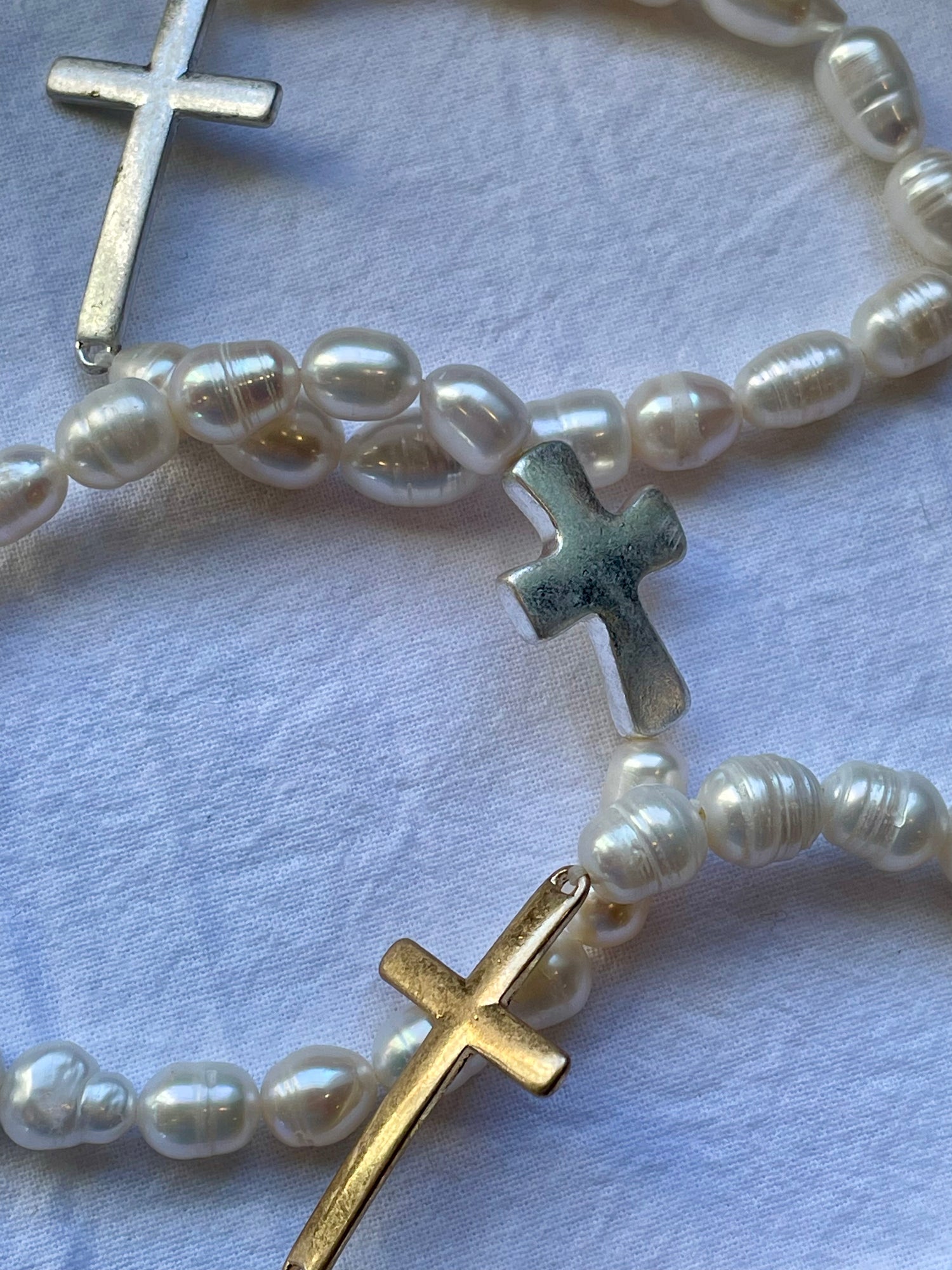 Stretch Pull On Pearl Bracelet Cross detail