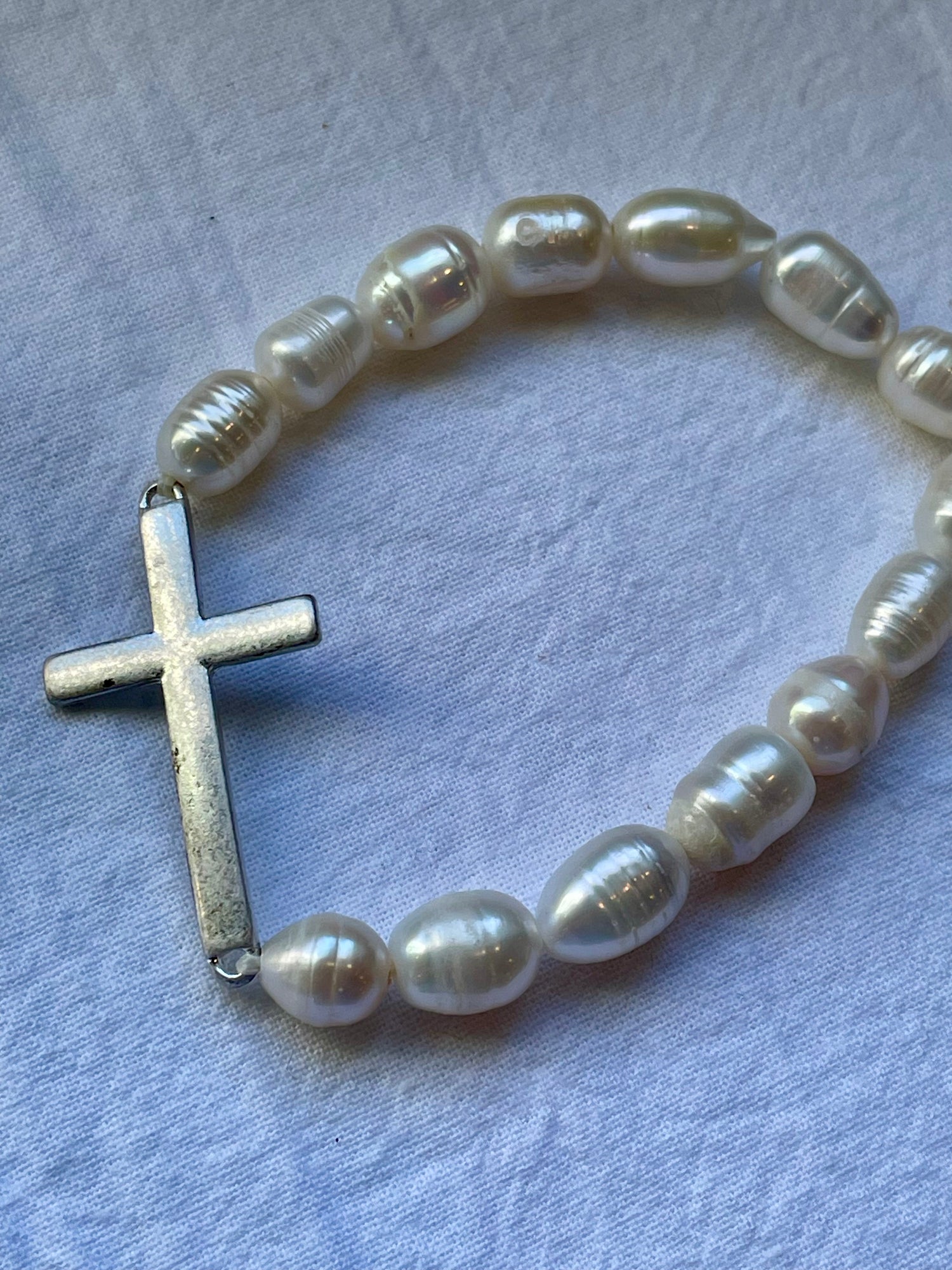 Stretch Pull On Pearl Bracelet Cross detail